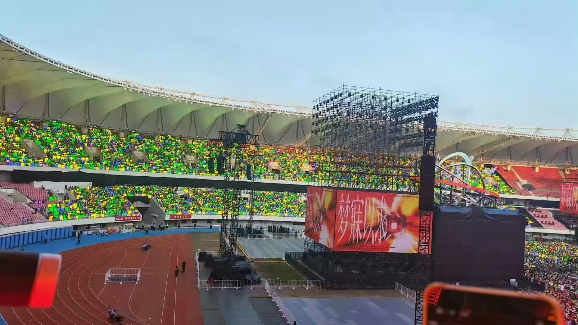 张泽禹场内绿海 张泽禹青岛演唱会场内绿海来了💚绿色灯牌真的挺多的！张泽禹粉丝演