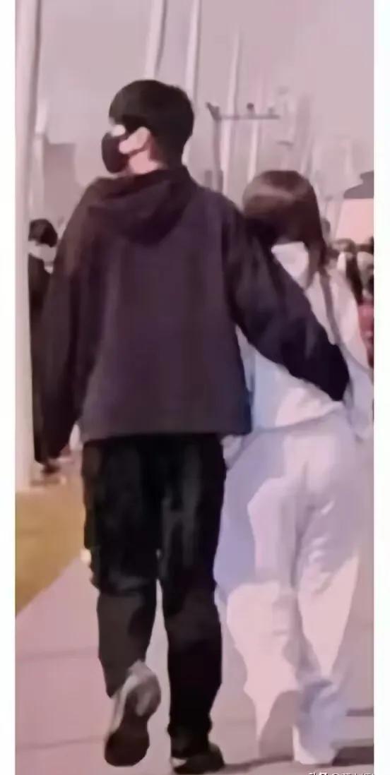 这是谁呀？

一直说是他俩，完全不敢相信！

现在照片出来了，大家自己看吧。之前