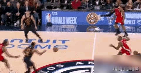 三米无人，东契奇把球传了。
就在关键的追分期，哈登站在他面前，双手一摊。
他