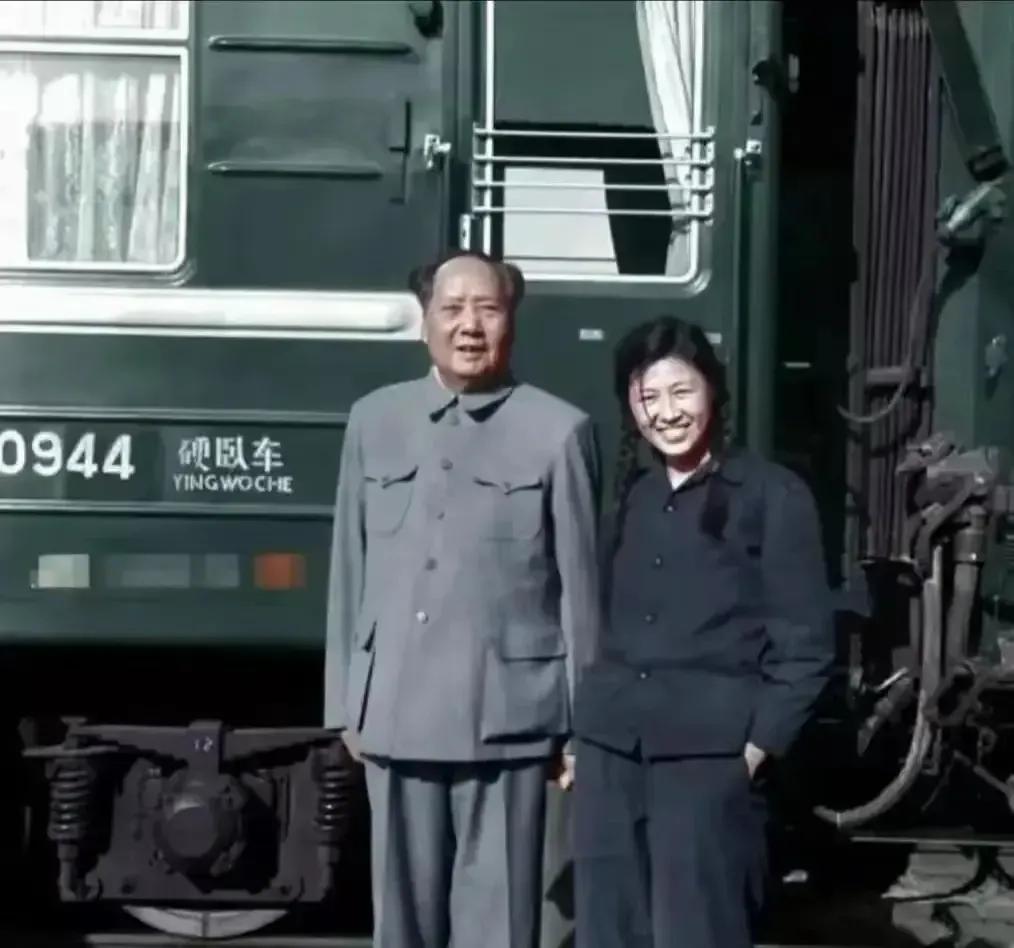 1960年的一天，毛主席与他的机要员谢静宜在专列留下了珍贵的合影，当时谢静宜只有