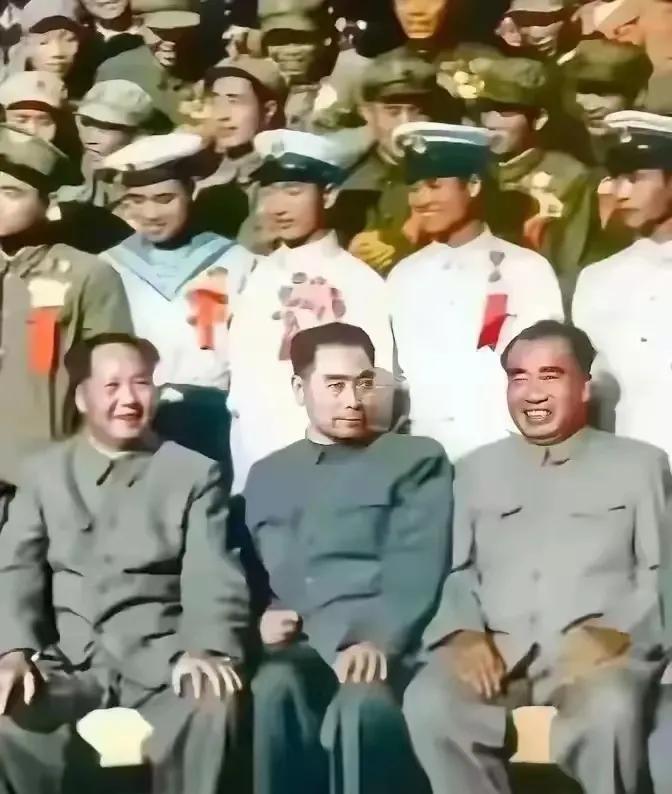 那是美好的一天，毛主席、周总理、朱委员长，三位缔造者与人民子弟兵三军英模同框…