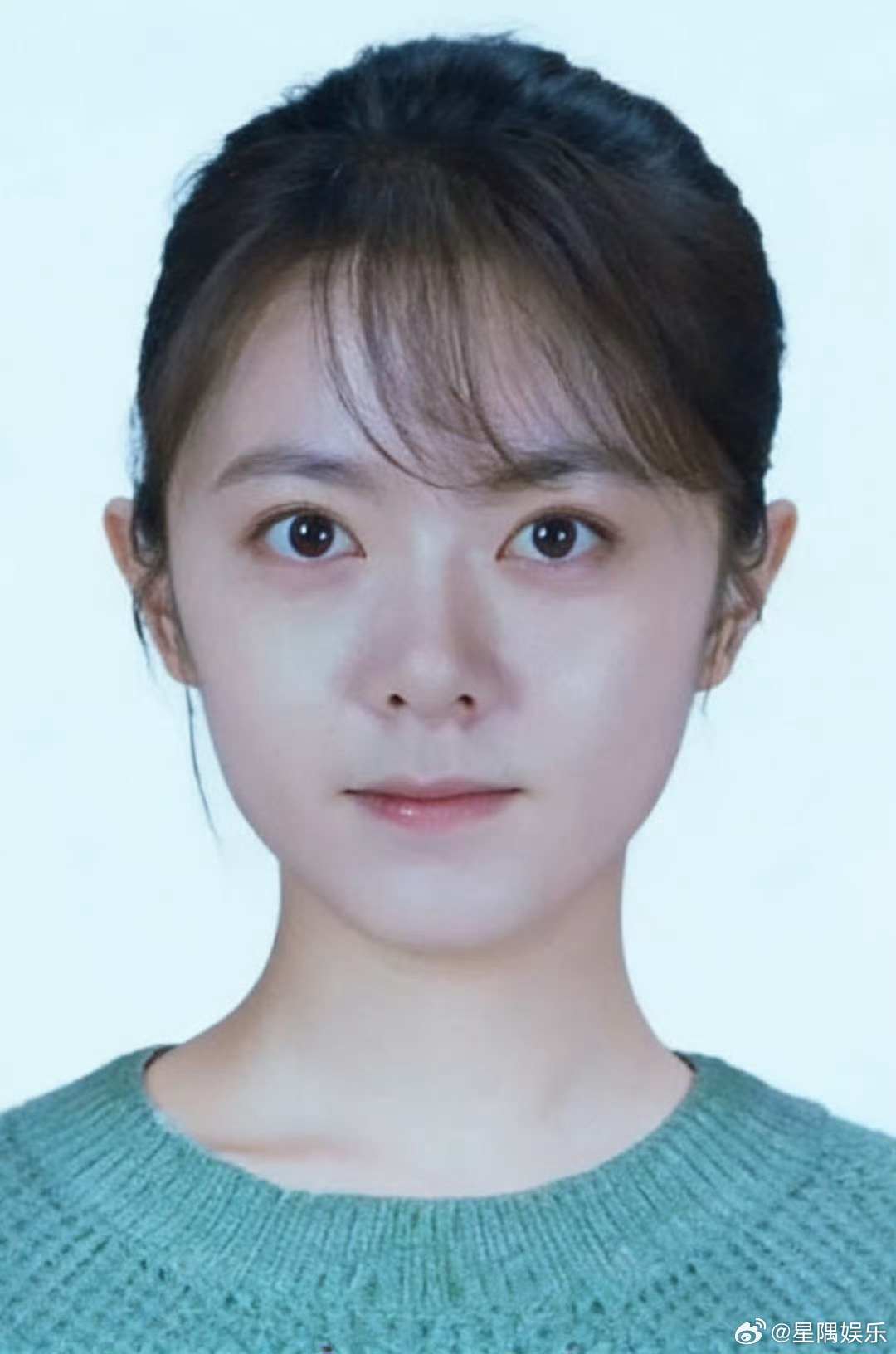 赵露思证件照，怎么看起来怪怪的 