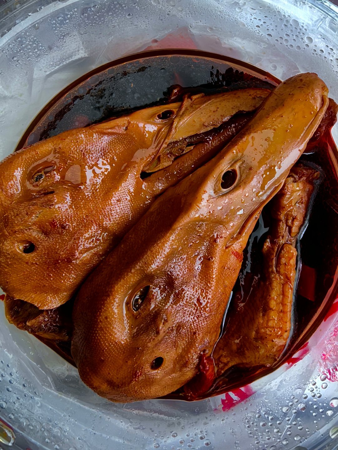 *在路上*来衢州很大的原因就是为了吃它～鸭头...换了一家，买了鸭头鸭脖鸭爪，依