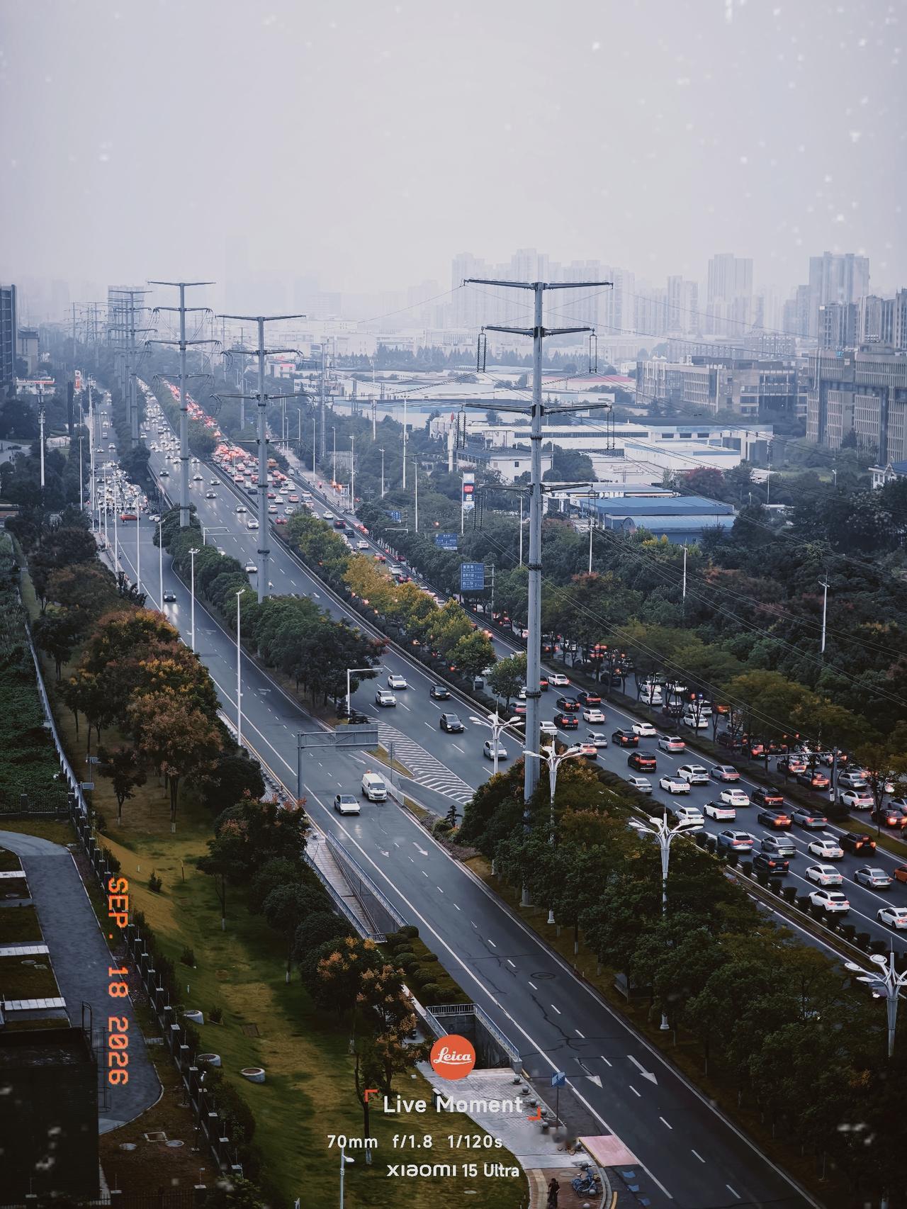 “河东睡觉，河西打工”，这大概就是不少长沙“牛马”的日常写照吧。

傍晚华灯初上