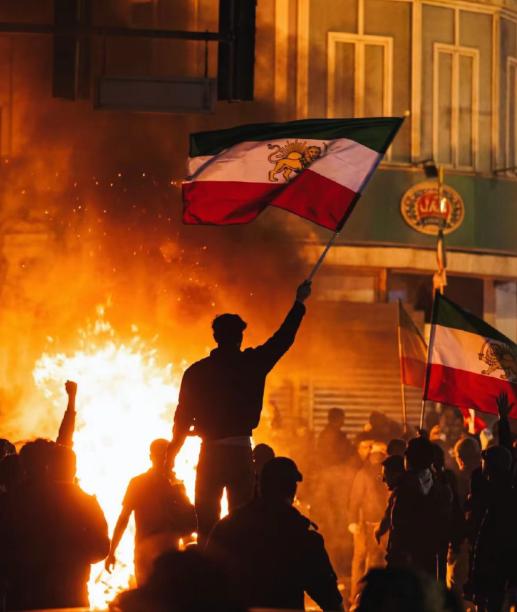 伊朗骚乱活动，抗议者开始烧毁数十座各种寺庙，宗教学院和神学院！但是，只要伊朗军队