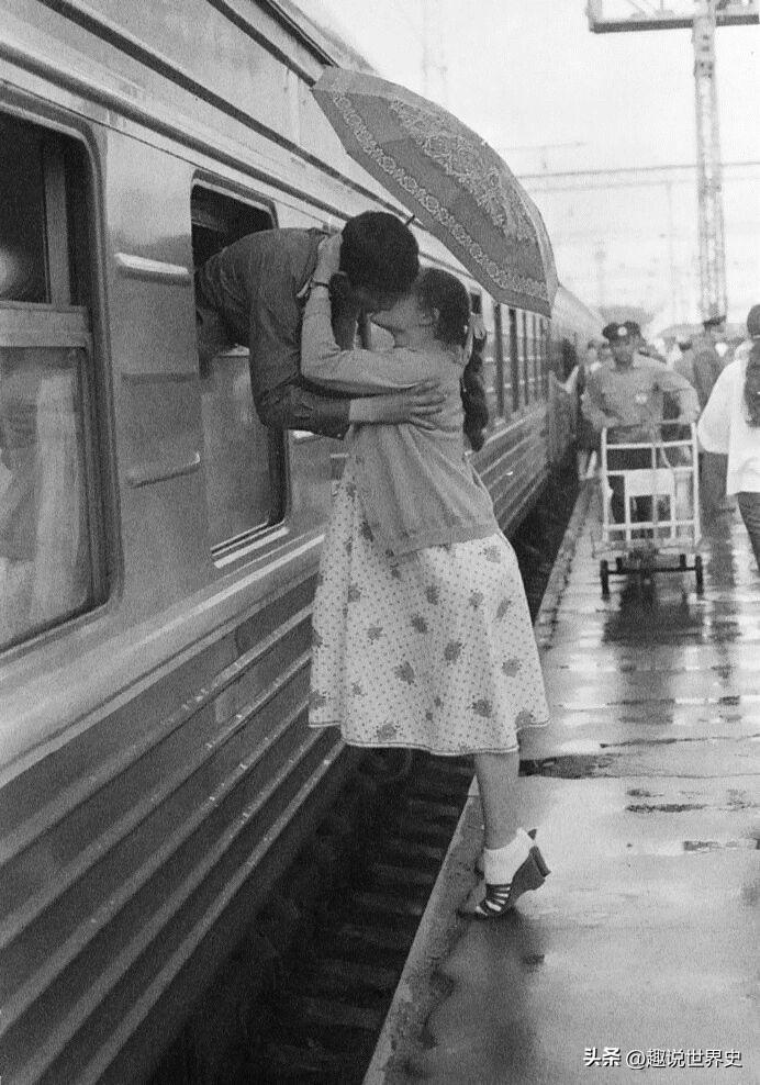 历史老照片：车站吻别
1983年莫斯科车站，一对苏联情侣在列车开车前的告别…莫斯