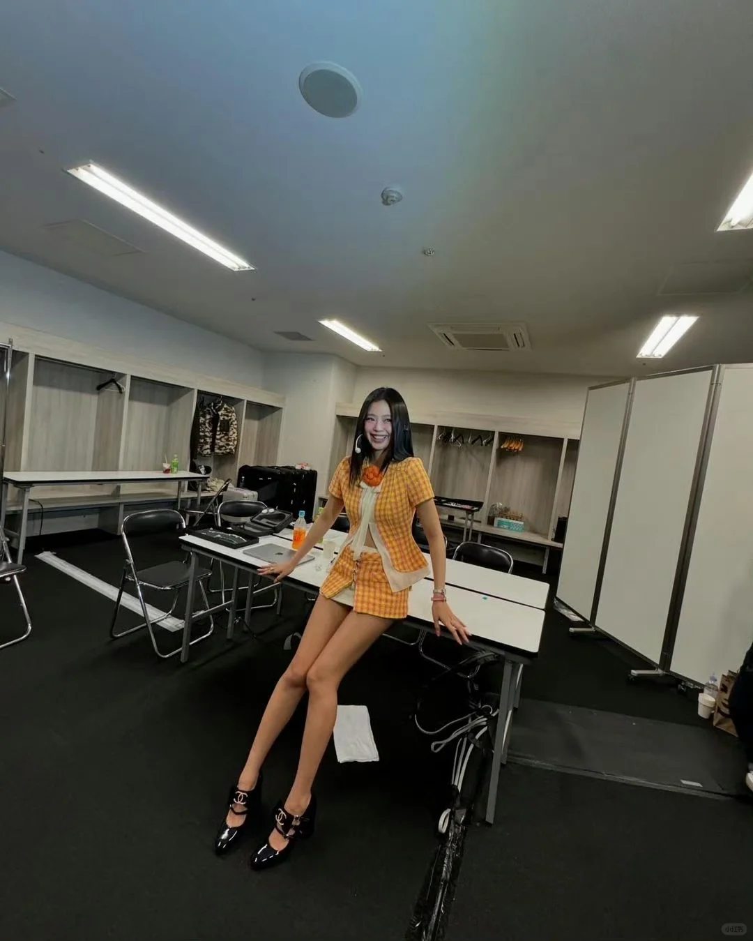 戴《美少女战士》联名手链的Jennie，矜贵甜美