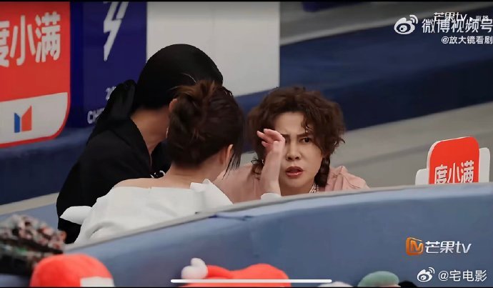 王濛王濛行走的弹幕 乘风初见面直播乘风2026 谁被王濛圈粉！点评一针见血还自带