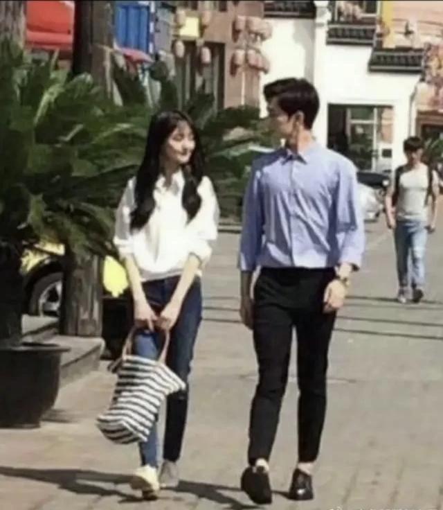 杨洋身高之谜[狗头]……

某爽官方身高168，杨洋比她高小半个头[狗头]（含头