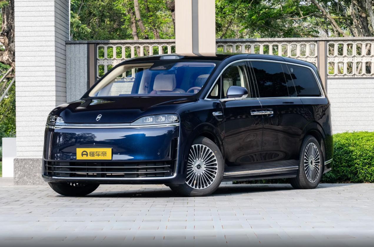 华为出手就是王炸，智界V9这MPV到底多能打？
北京车展明天开幕，但真正的狠活儿