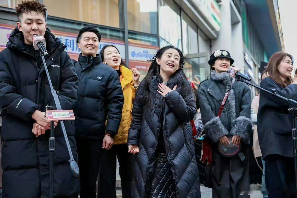 老狼歌迷在山西便利店安可老狼歌迷的山西便利店安可名场面来了！全场大合唱经典曲目，