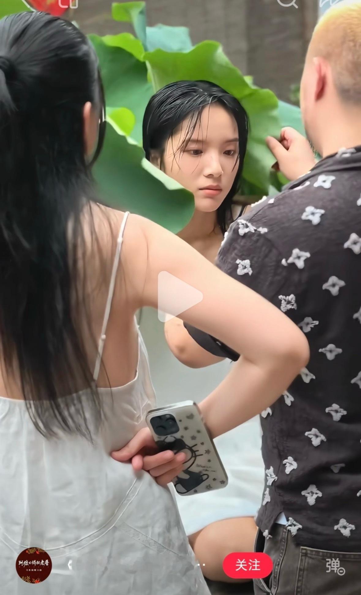 这是什么男凝视角湿身，光脚，小白裙，坐着低头。元素拉满了。 
