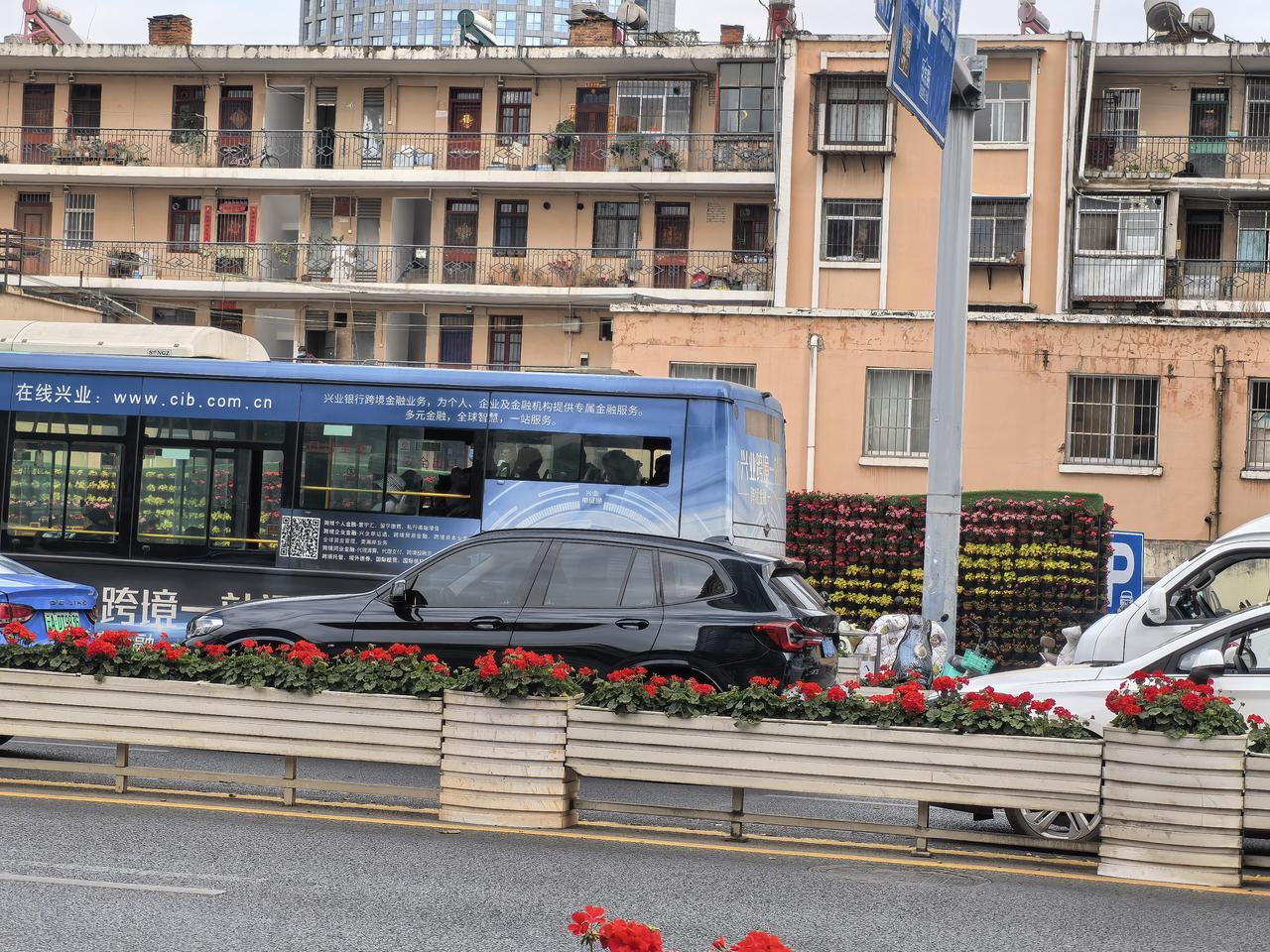 北京路上见到的这个居民住宅楼挺有年代感了的，这种阳台的造型在那个时代也是很有创意