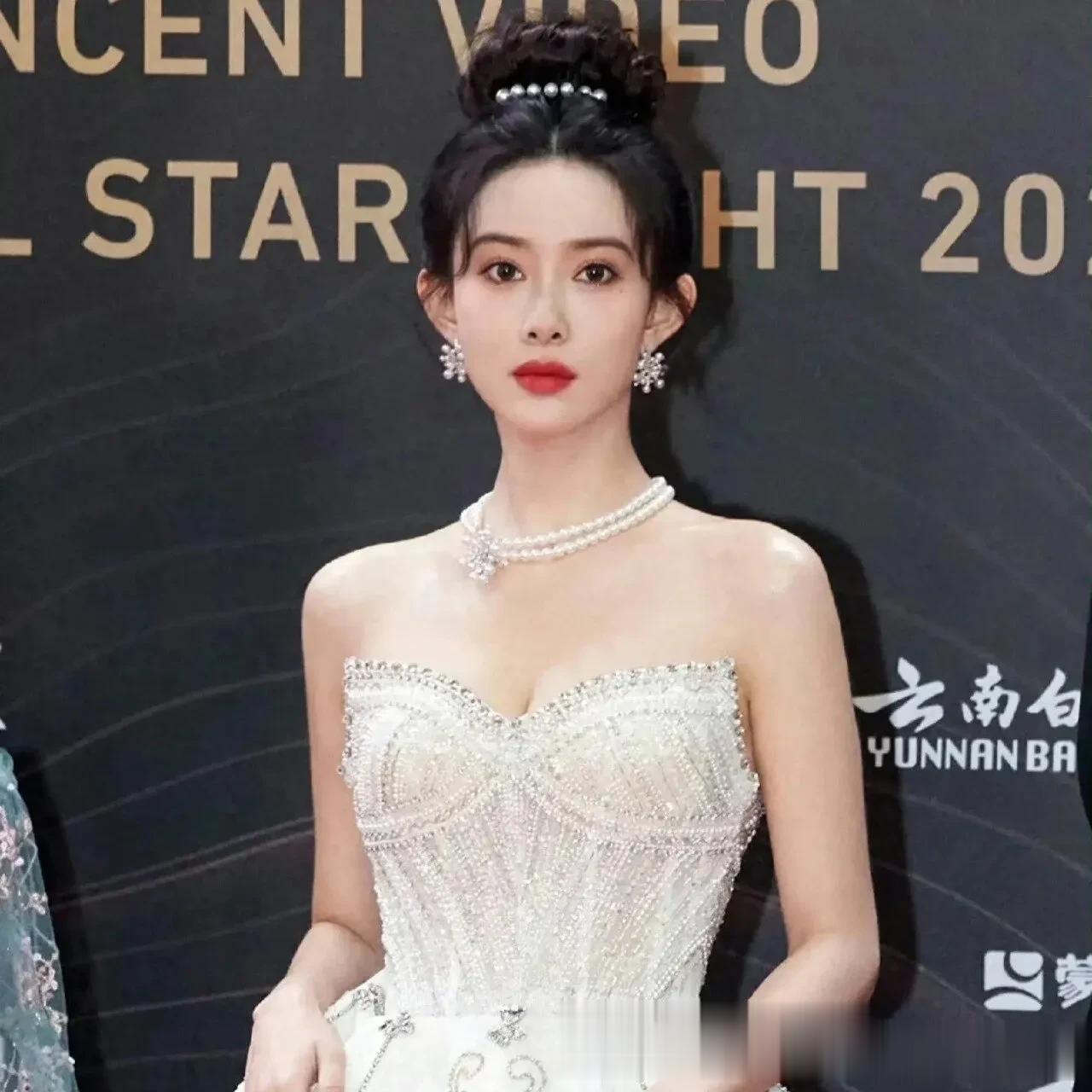 孟子义，登上热搜！
12月17日，对于孟子义来说，是开心的一天，也是尴尬的一天。