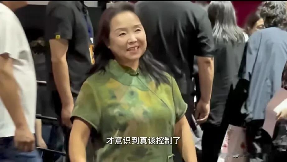 苏敏厉害了！
我就说她不是一般人吧！
她以60岁的年纪，开始了一次新的挑战。
因