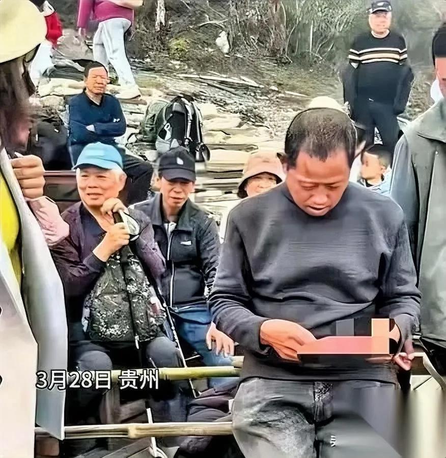 梵净山轿夫盼活时，她停住了

为啥让俩大哥红了眼？接着看

那天梵净山雾蒙蒙，石