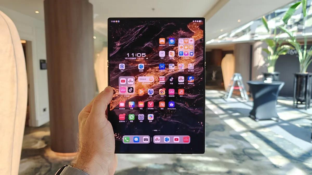 Phone Arena发的华为三折叠真机图，不敢想象，拿着Mate XT非凡大师