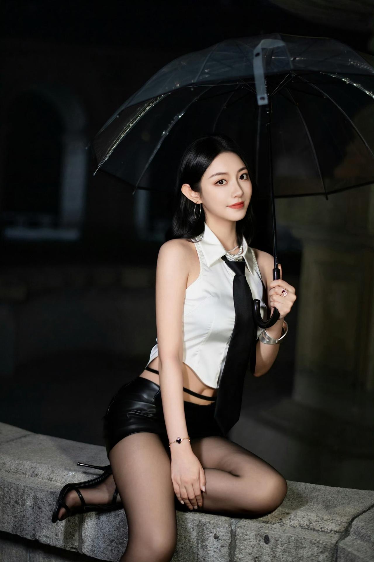 优雅蓝裙少女，手捧花束，漫步在夜晚的街头。