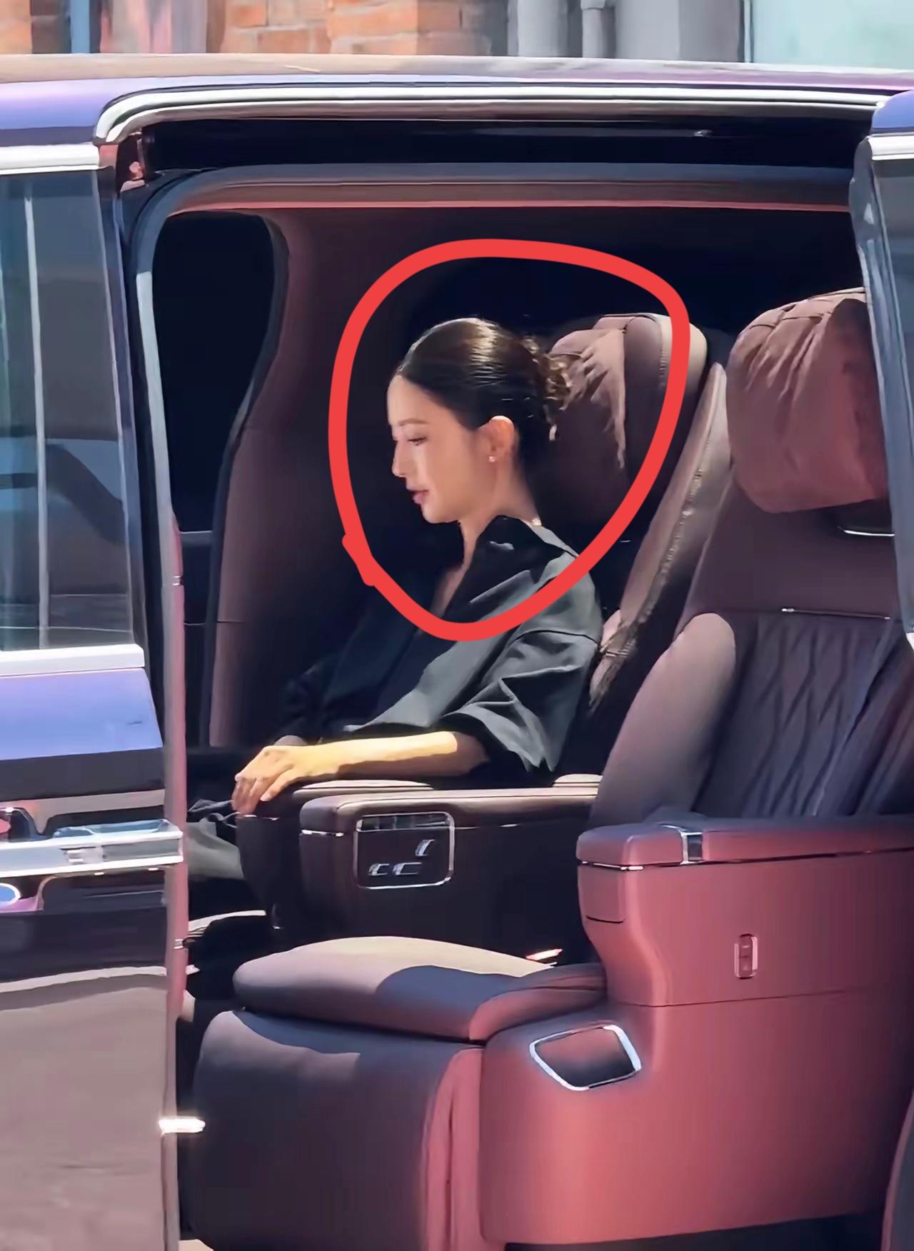 佟丽娅坐的是什么车，看上去非常高端