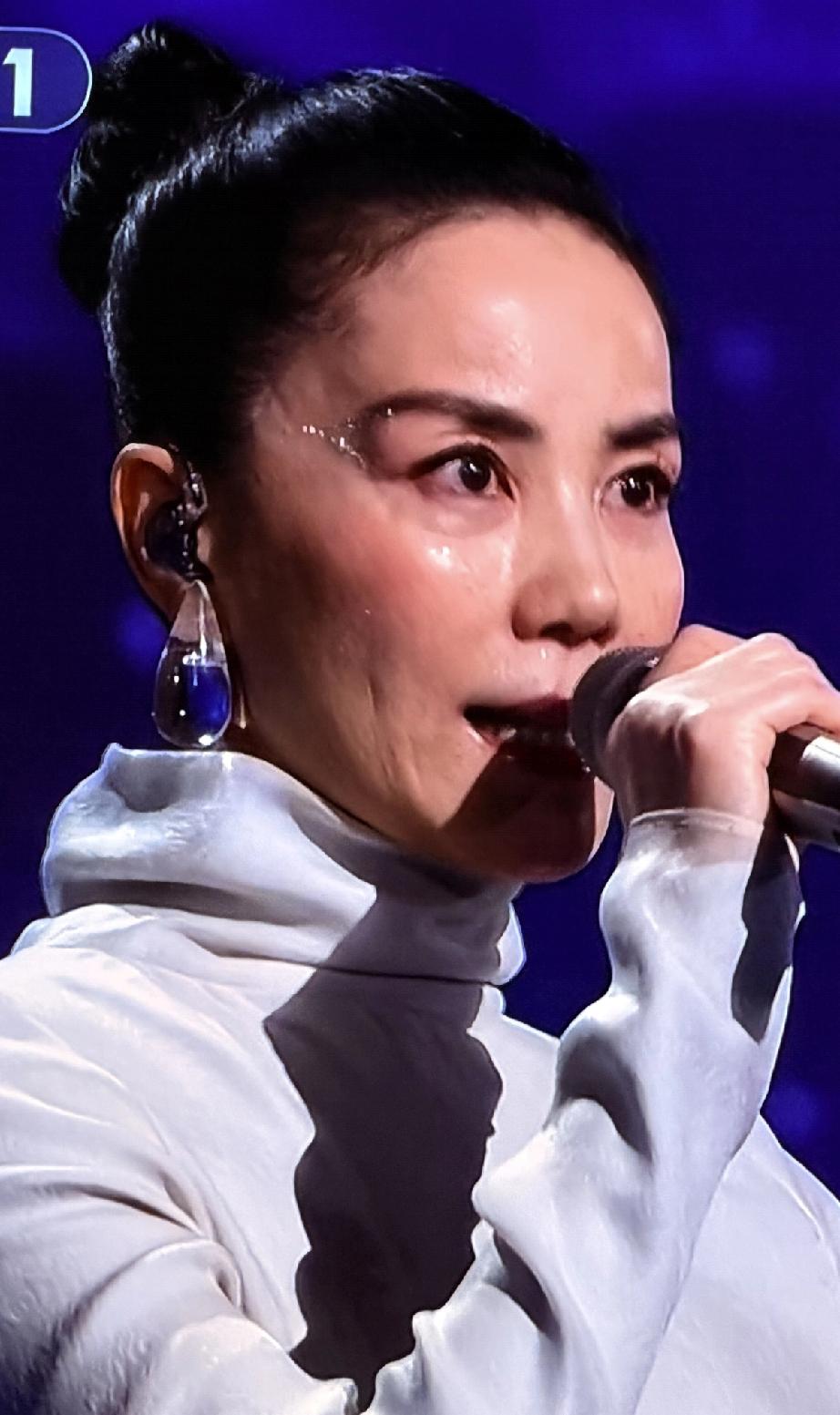 信佛之人，应该是慈眉善目，心地柔软吧？王菲的眉眼如此凌厉，心有多狠多硬似的。
妆