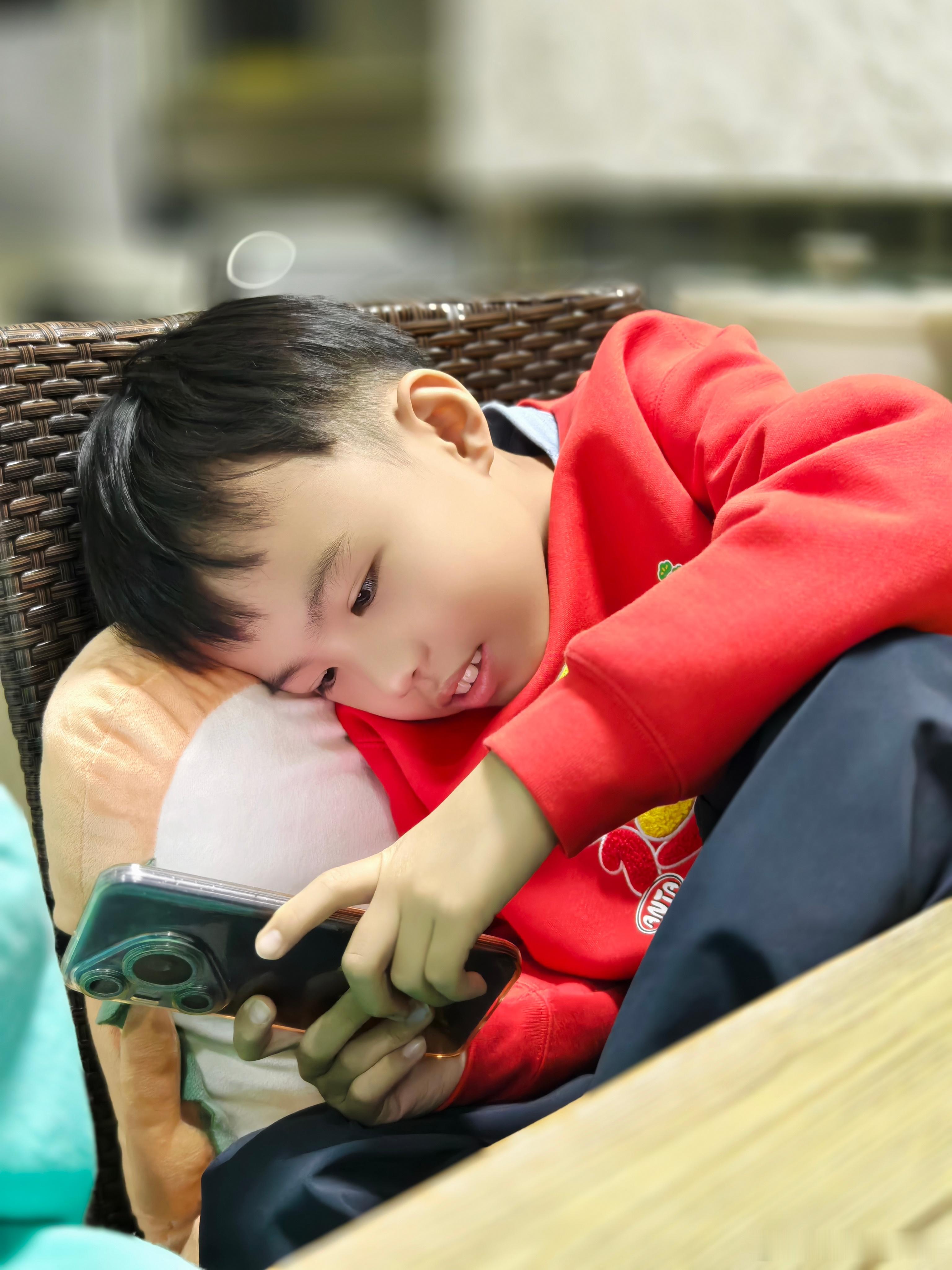 这孩子玩累了，要带他出去玩都不想去了，只想在家写作业 