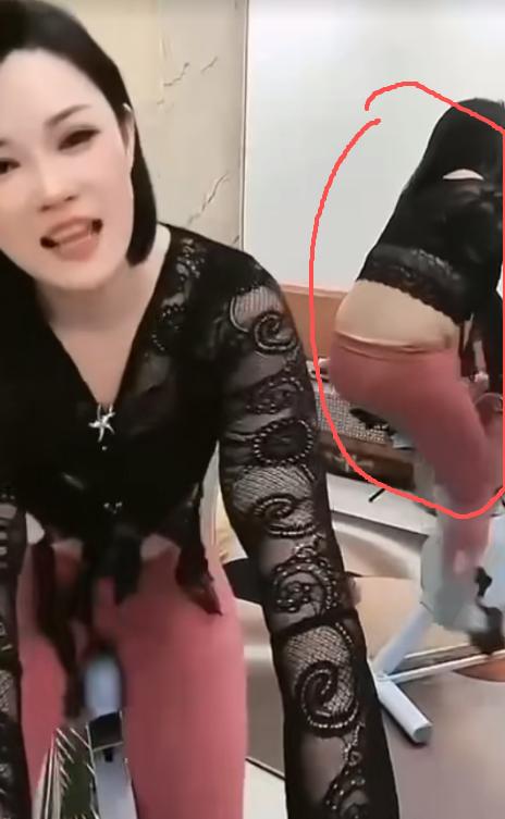 网络美女你就追吧，一追一个不吱声。 镜头前面妆容精致，氛围感直接拉满，看着优雅迷