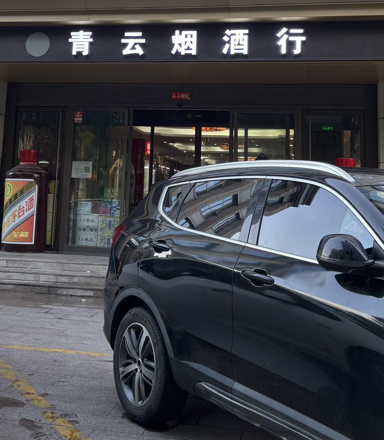 现在生意没法做，客流量越来越少，几个人静静守着一座店。
本以为熬得住无人问津的寂