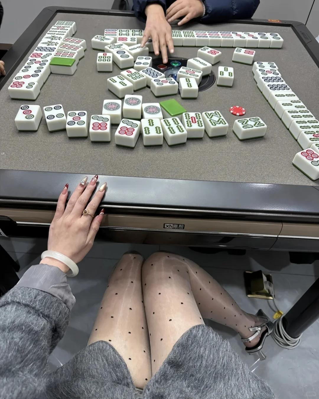 麻将围坐，笑语盈盈。