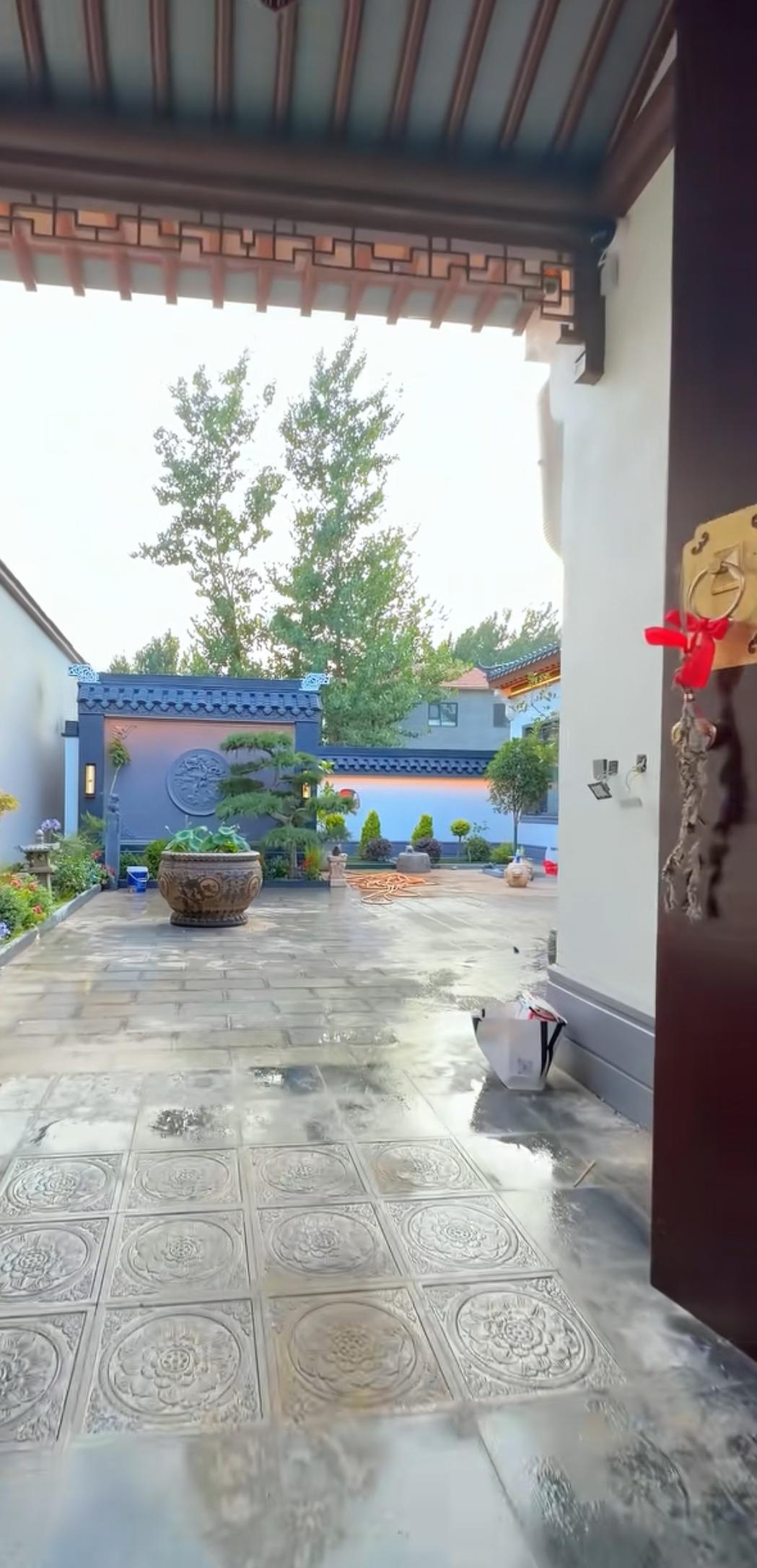 麦小登新院落的绿化，毫无远见！
一是布置得太过于繁琐，以后很难管理。精修细剪的绿