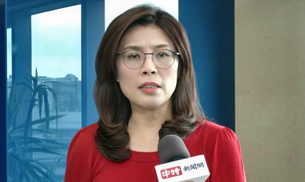 郑丽文这一低头，价值连城！前脚刚因为缺席餐会被传“不合”，后脚就带着“最高顾问”