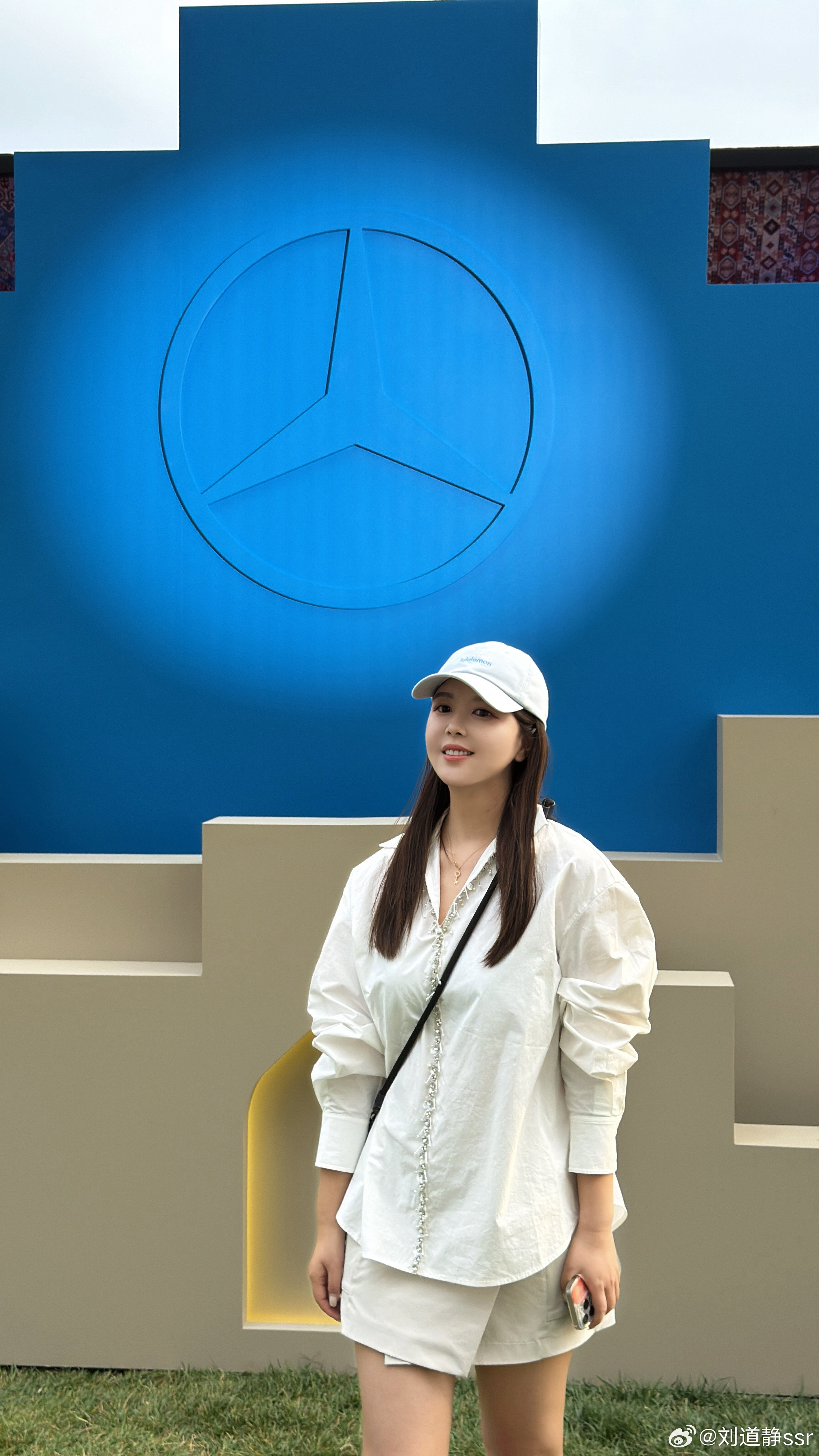 好久没发自拍了，今天发一张～这边晚上8.00了天还那么亮[允悲]，明天早上起床困