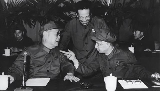 1978年，积劳成疾的叶帅在烟台海滨休养，粟裕大将带着饶守坤中将（担任北海舰队司