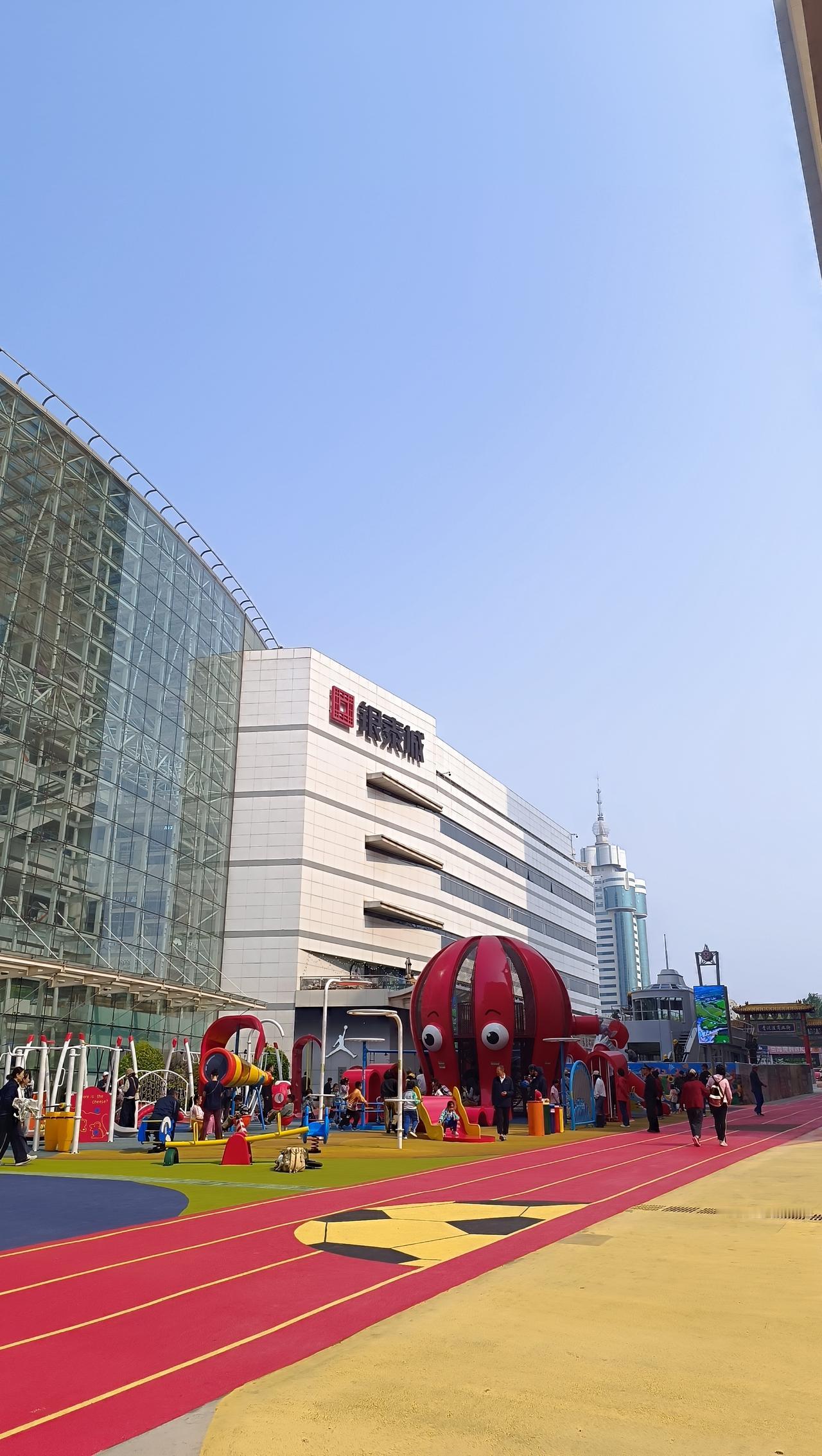 重修后的大商步行街，我们4月30日去了一趟，尽管还是工作日，可中小学生们已经放春