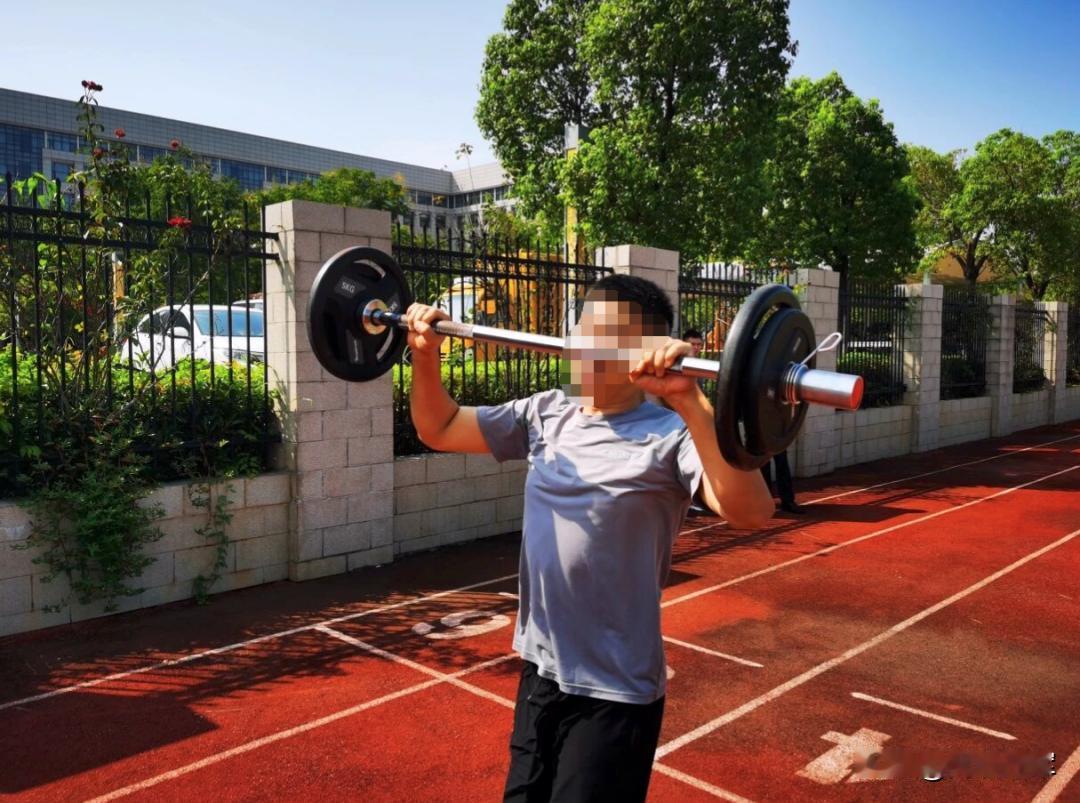 航空公司安全员参加体能测试猝死。对猝死者及其家人确实很不幸。但就事论事，要是机场