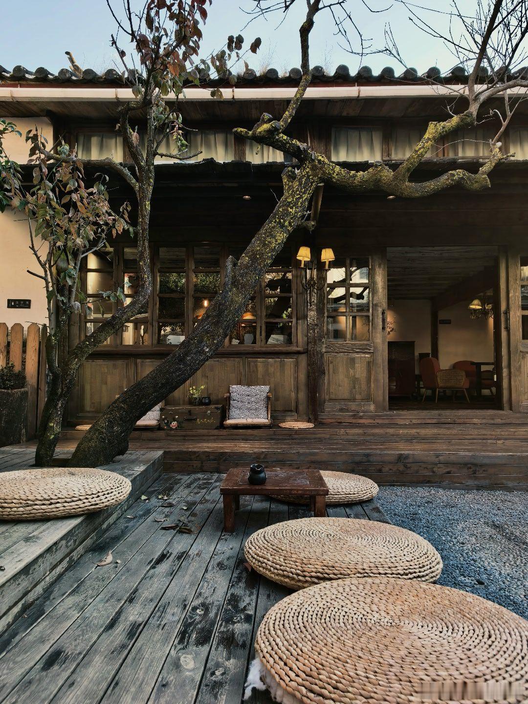 就想这么坐着喝咖啡，晒着丽江的太阳，一坐一天，无忧无虑的放空才是正儿八经想追求的