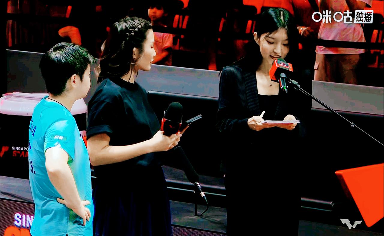 我去！孙颖莎手叉腰盯着看的女孩，
居然是个宝藏女孩！

孙颖莎采访，
她就给孙颖