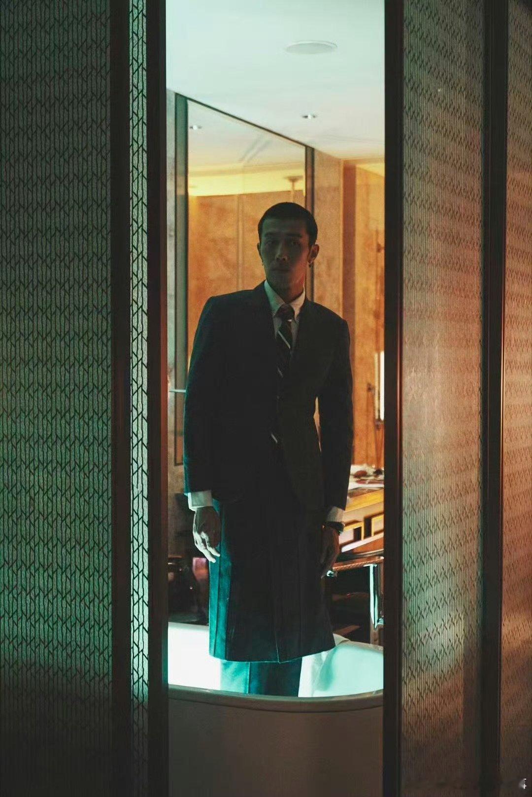 周游寸头配裤裙竟然这么有范儿 镜头切换间周游寸头裤裙造型故事感拉满，松弛姿态藏着