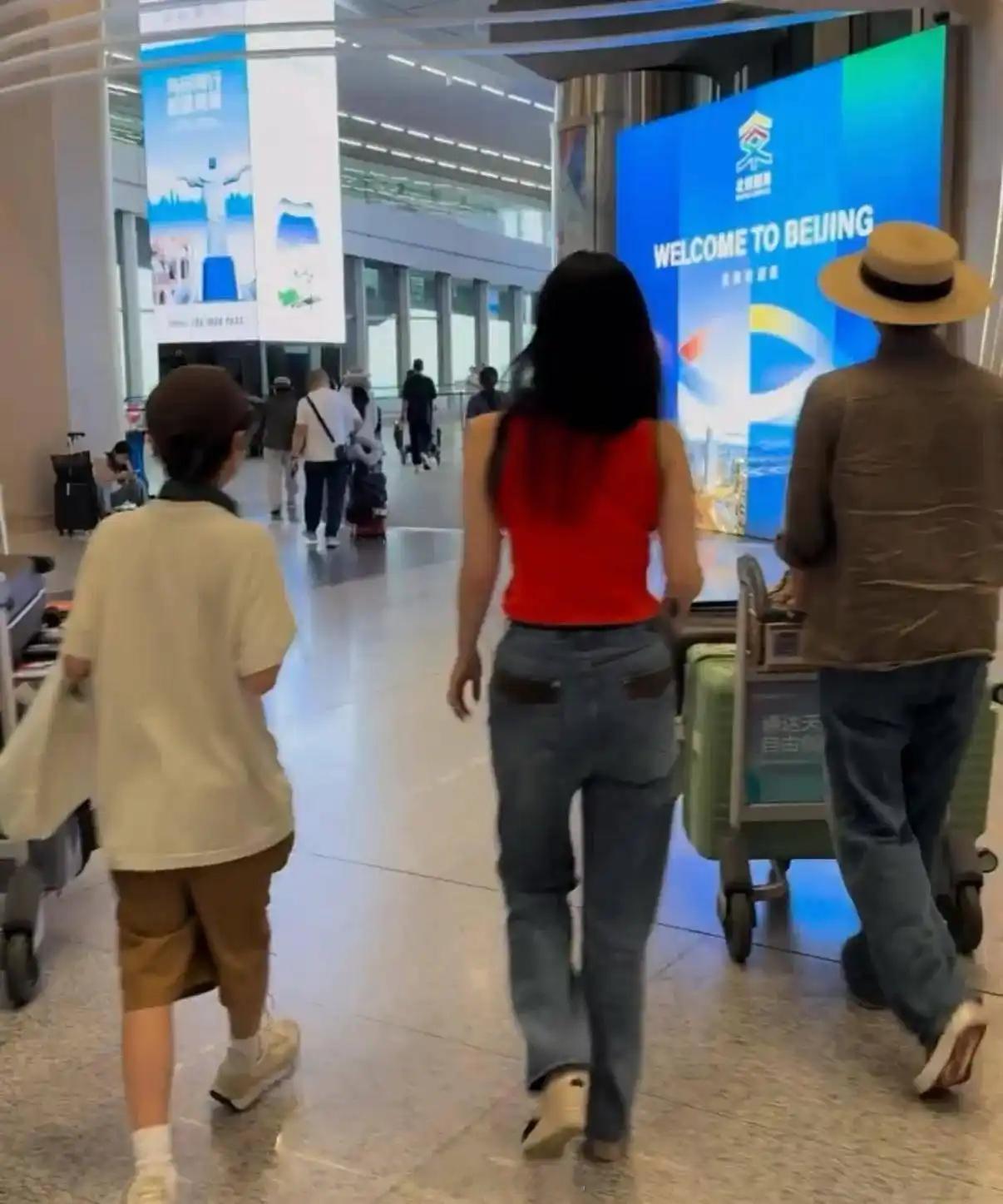 嗯哼身高直追妈妈霍思燕，只差小半个头，浑身散发着满满的少年气息，照这趋势，长大后