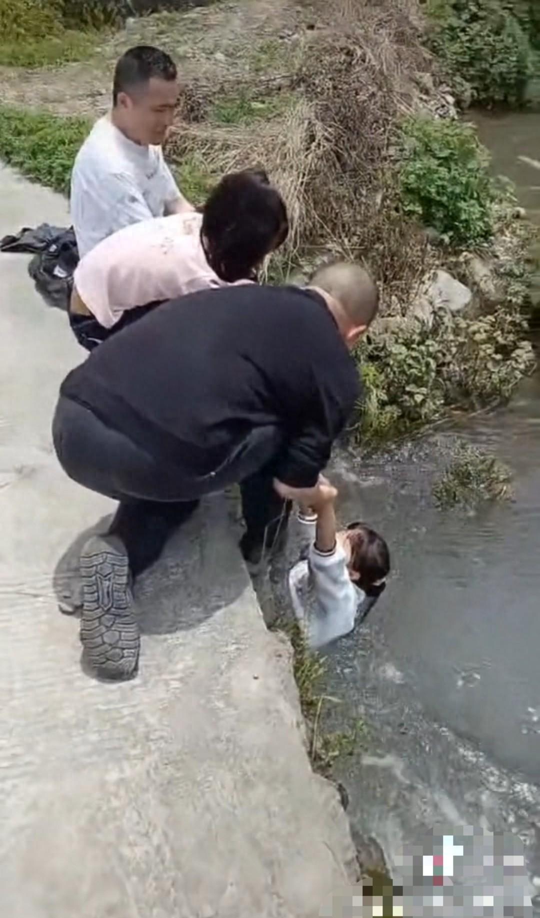 谁能想到，一场惊心动魄的救人现场，竟会演变成网络上的口水战？重庆一名女孩不慎落水