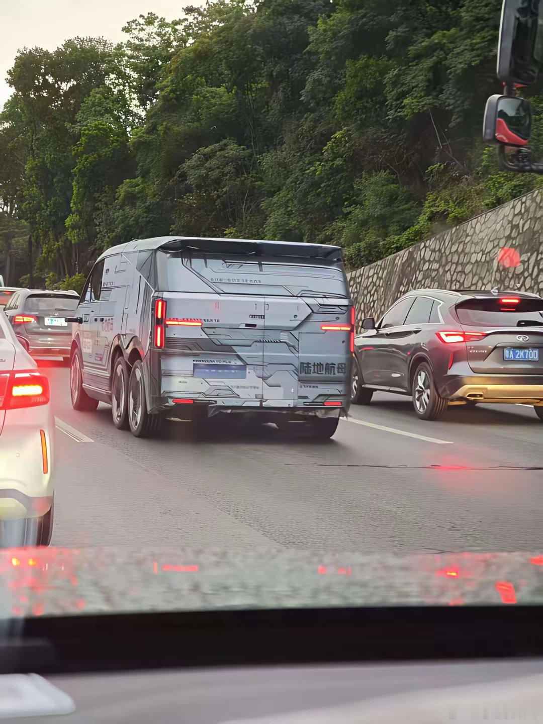 华东车讯[超话]  这是小鹏汽车的那个陆地航母？看着和个装甲车一样。 ​​​