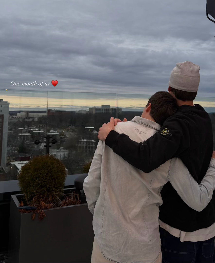 《怪奇物语》“Will”诺亚·施纳普官宣恋情，晒出与男友背对镜头甜蜜相拥合照，配