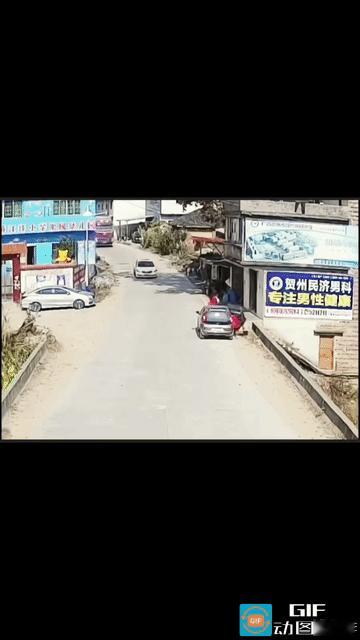 我今天开车从我们小区出去，我开得很慢，突然一个小孩冲从来，吓我一跳，家长不慌不忙