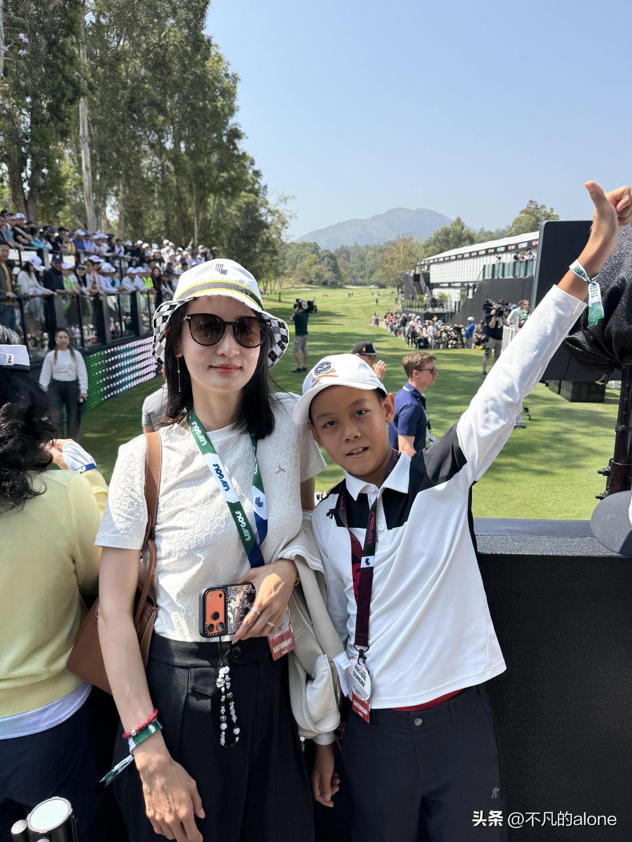 3月8日，王皓妻子闫博雅发文说：“LIV盛宴结束，开始补作业。”

原来是闫博雅