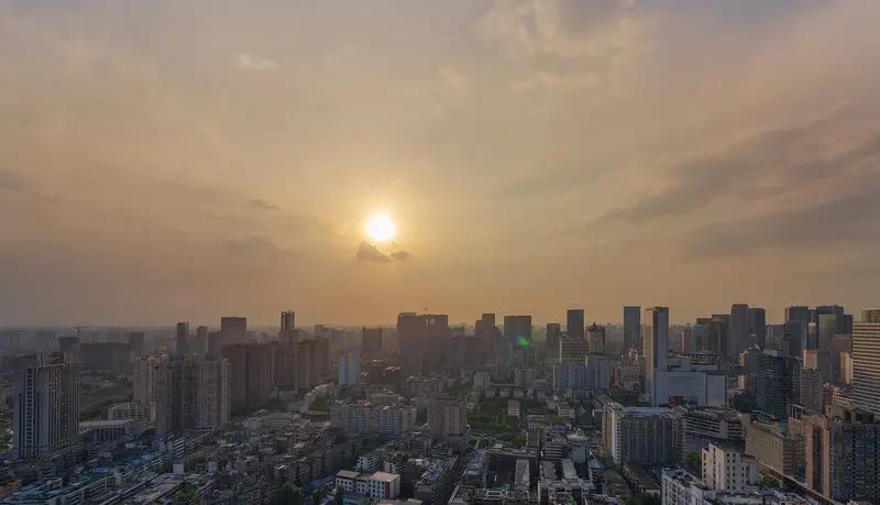成都本轮高温真是热得让人怀疑人生！7月中旬，成都全域挂高温橙色预警，东部新区直接