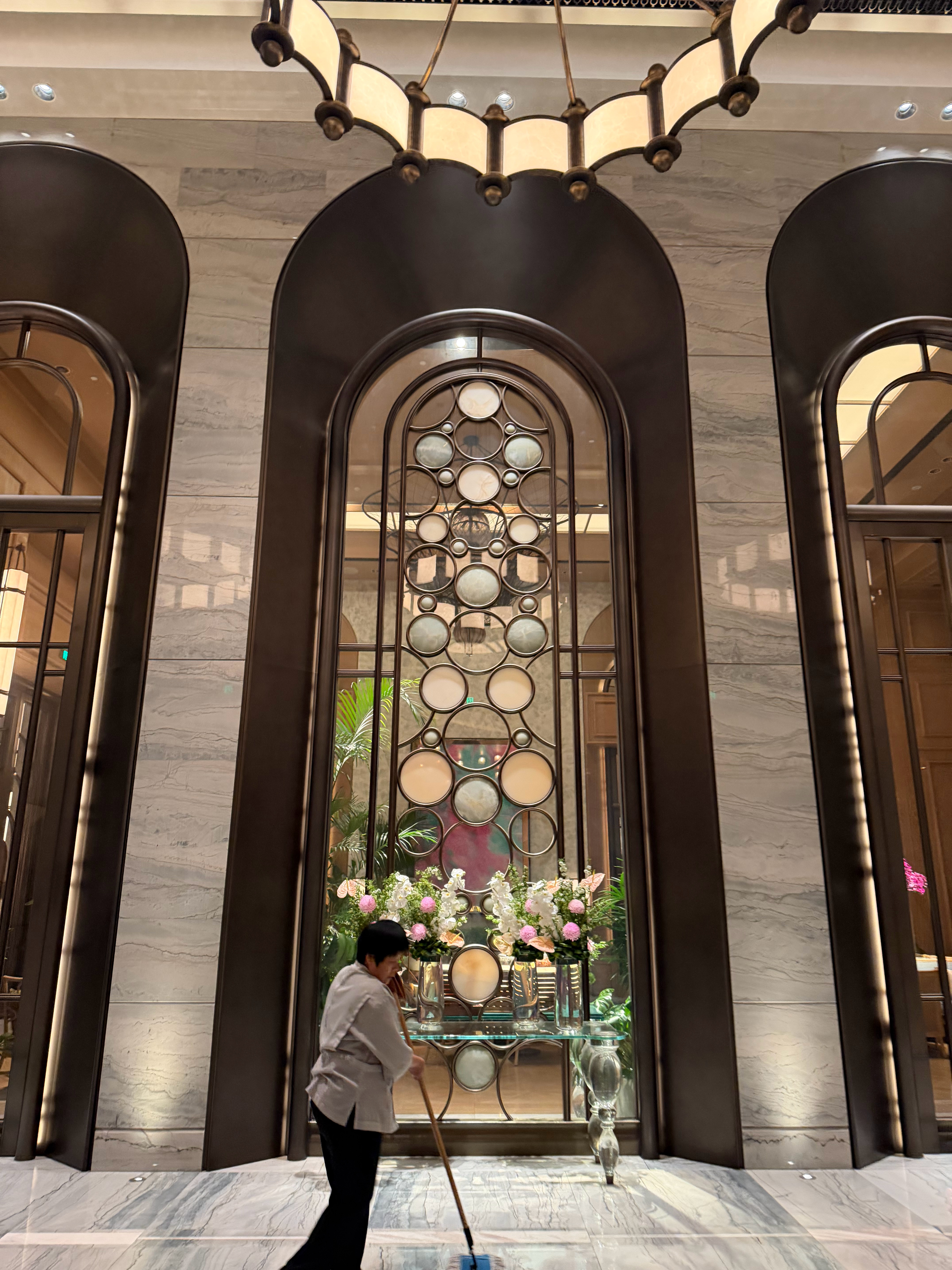 来酒店收一台 800 万的法拉利