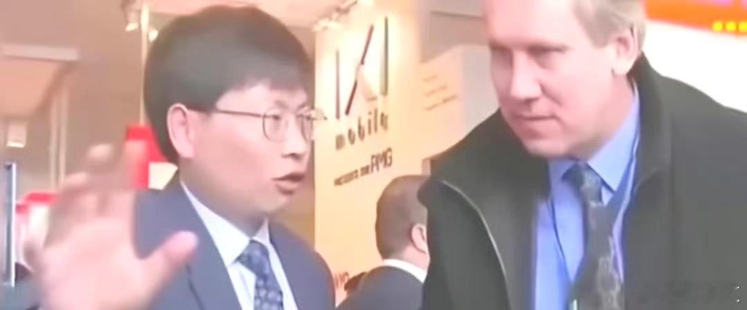 那年的余承东还略显青涩，如今已是商业大佬，常常语惊四座引起轰动，果然岁月不饶人，