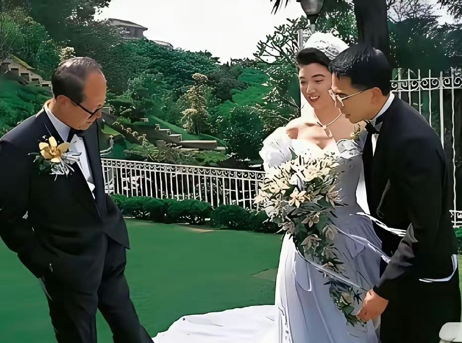 李嘉诚在大儿子李泽钜婚礼上的留影。

能嫁进李家豪门，看来这位女子深得李嘉诚满意