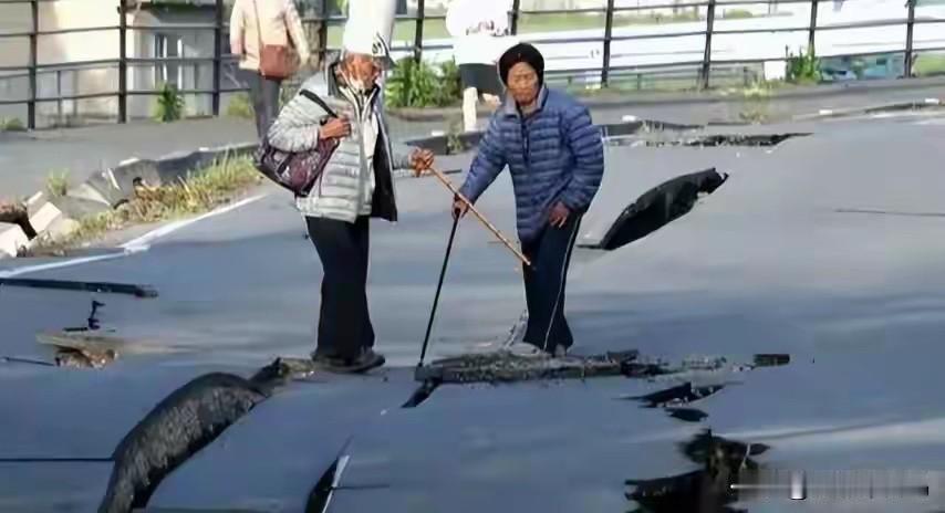 日本网友：地震将使日本沉没，中国必须收留

近来，日本频发地震，震级达到7.1级
