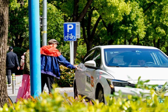 【西安人打车进入AI语音时代】西安人出行全靠一张嘴近日，陕西西安。微信正式面向开