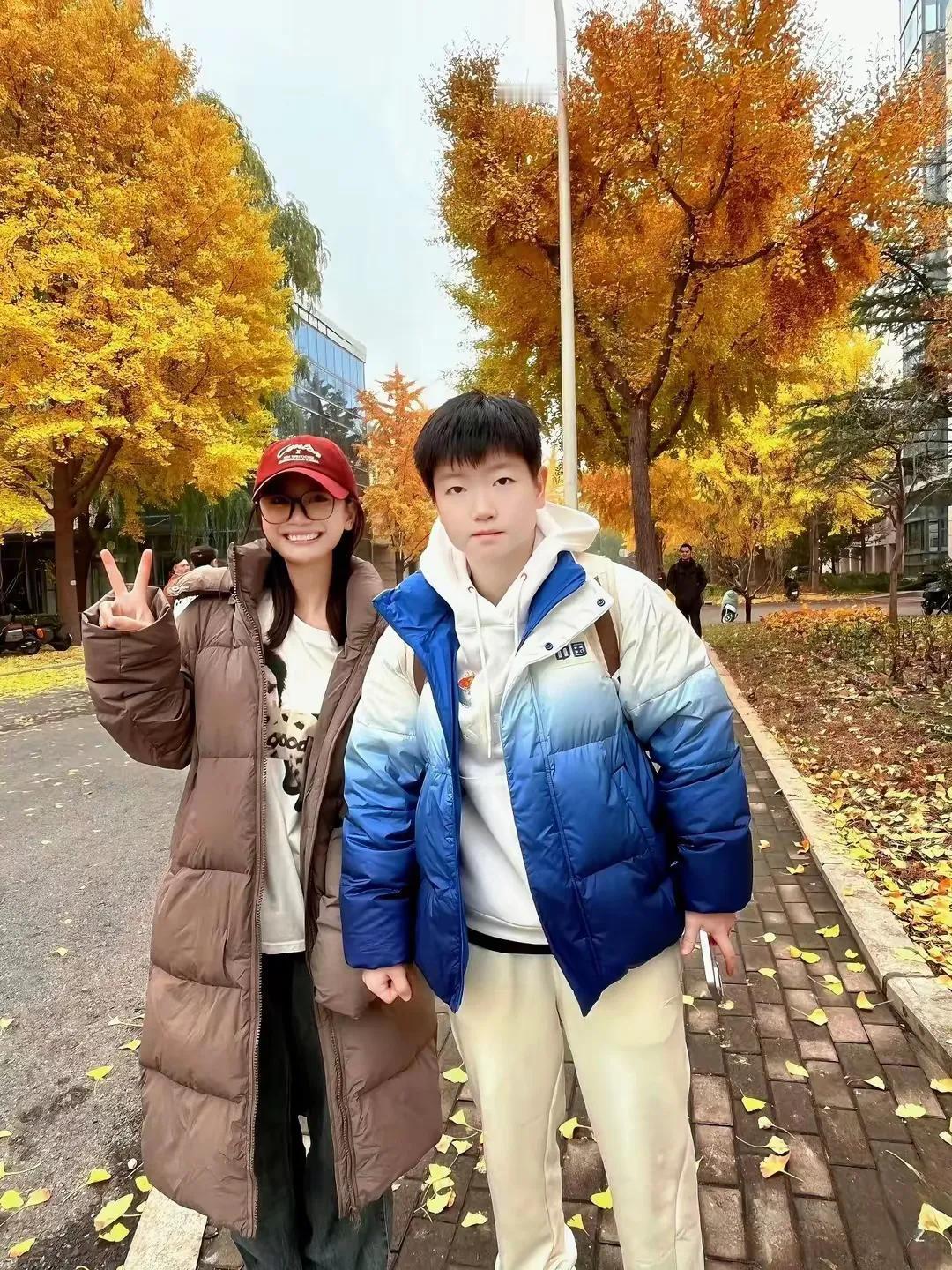 捕捉到一个可爱的莎莎
下训的时候被球迷抓住
虽然有点累，
但是还是选择不辜负球迷